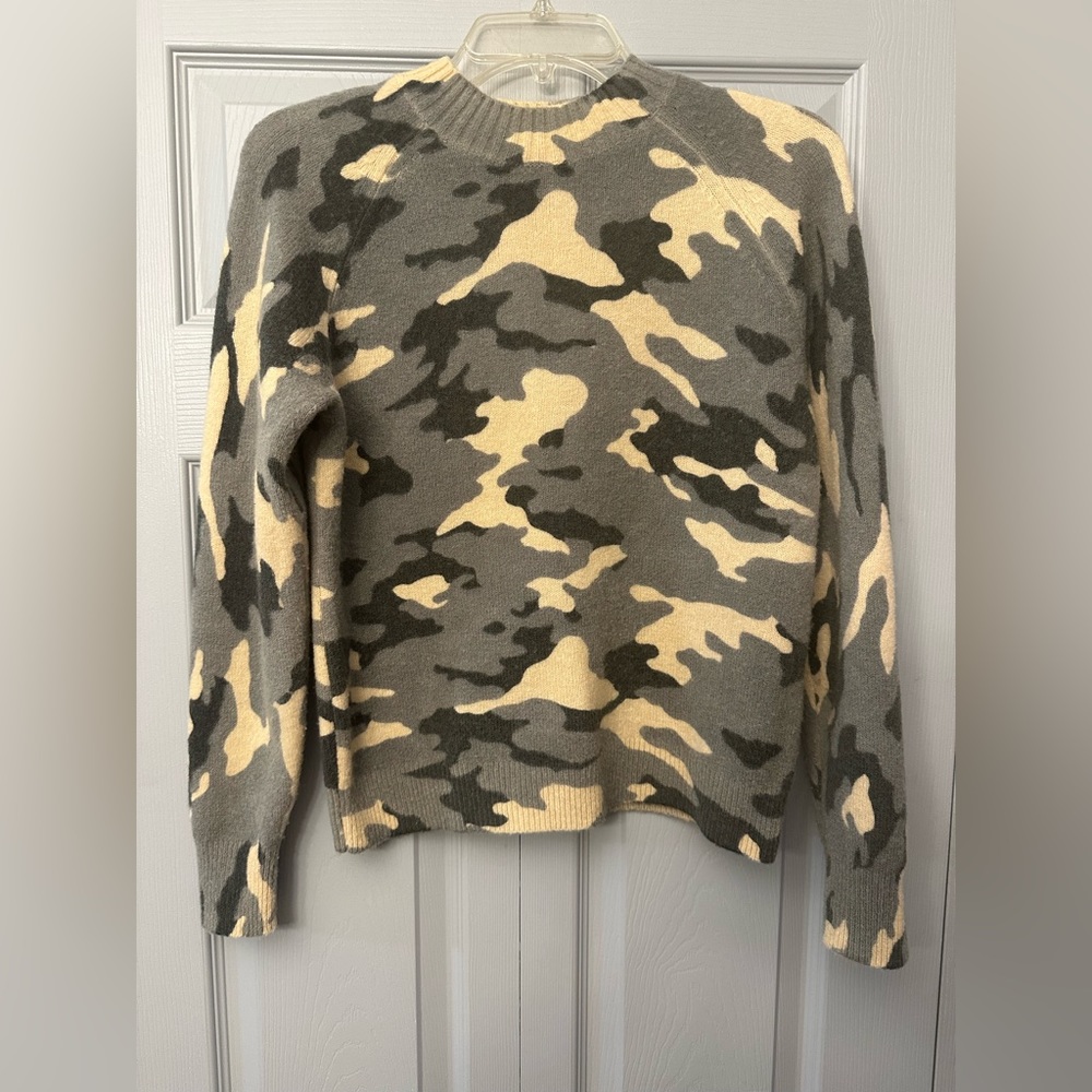 Women’s Banana Republic camouflage crew neck sweater size small